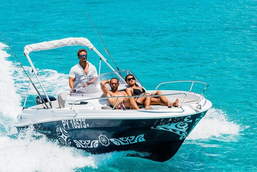 Un bateau orné de motifs décoratifs et portant un numéro d’immatriculation, naviguant sur une eau turquoise. 3