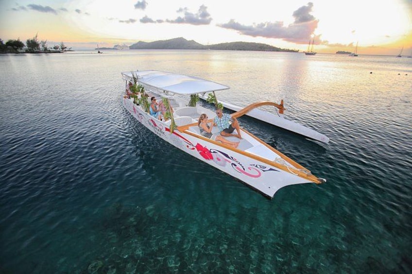 Un bateau transportant des passagers sur une mer calme, entouré d’eau cristalline et d’îles lointaines. 3