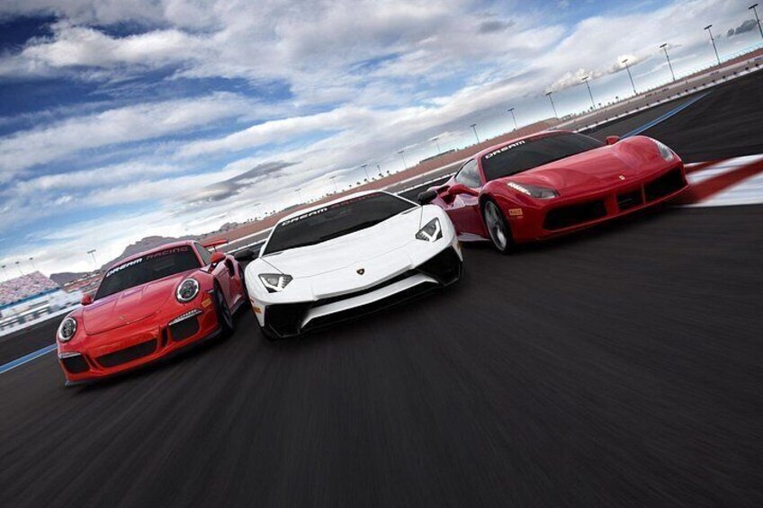 Trois voitures de sport sur un circuit. 2