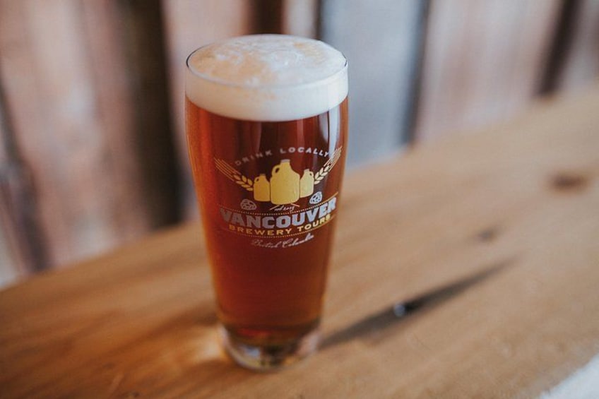 Un bicchiere di birra con un'etichetta che riporta 'Vancouver Brewery Tours'. 3