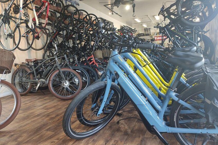 Een fietsenwinkel met diverse fietsen in etalage. 4
