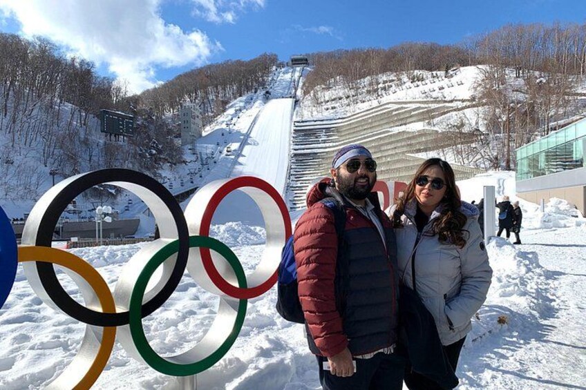 Un paysage enneigé avec les anneaux olympiques et un télésiège en arrière-plan. 4