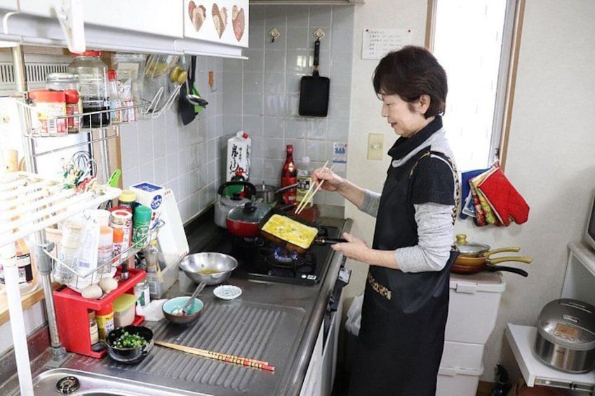 PRIVATE Home Cooking Class in Osaka with Local Mom Yoshiko 4