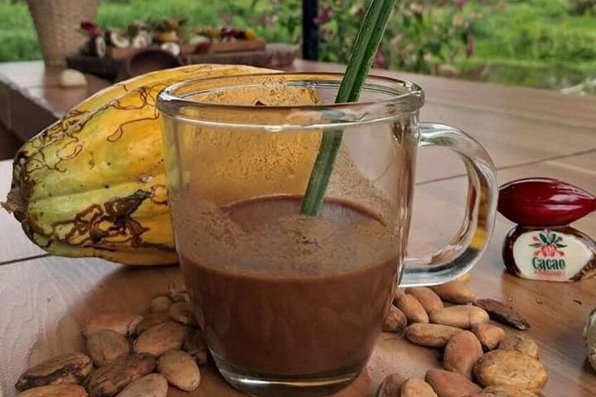 En glas­mugg med sugrör, en banan och en burk med kakaopulver. 3