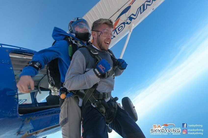 Une personne, équipée d'un harnais et d'un parachute, se prépare à faire du parachutisme. 5