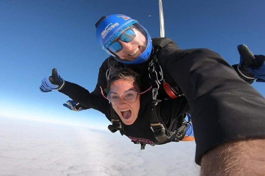 Une personne pratiquant le parachutisme, portant un casque et un harnais. 4
