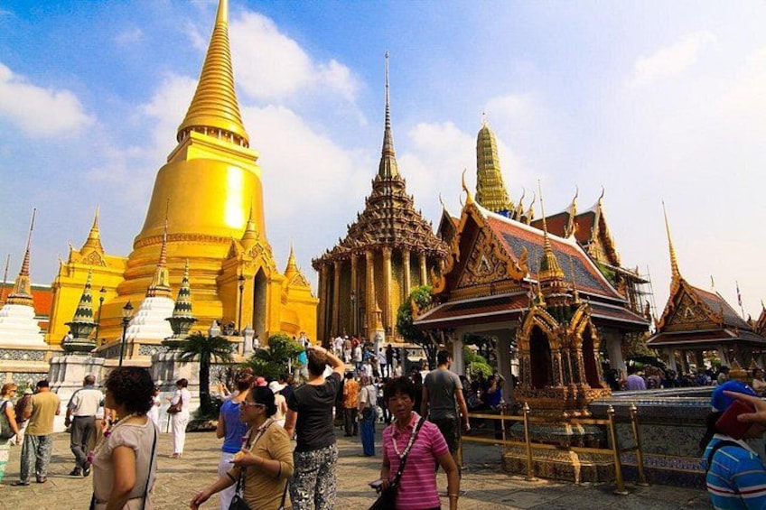 visit the Temple of Emerald Buddha 2