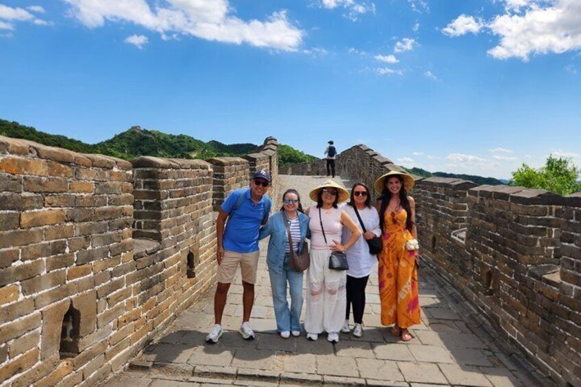 Eine Gruppe von Menschen steht auf der Chinesischen Mauer. 2