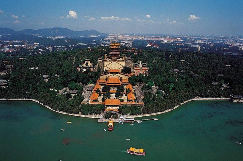 Eine Vogelperspektive eines traditionellen chinesischen Tempelkomplexes, umgeben von Wasser, mit angestoßenen Booten in der Nähe. 1