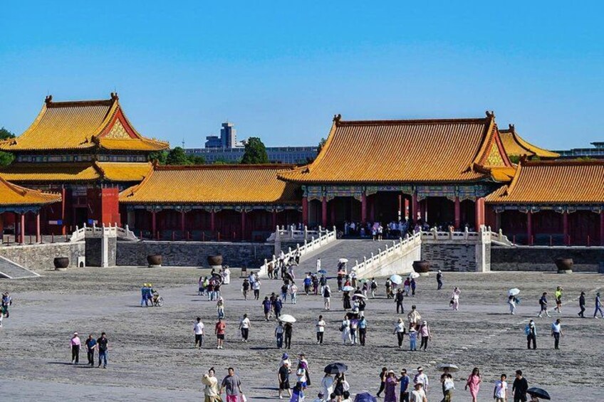 Un complejo arquitectónico tradicional chino con varios edificios, un patio amplio y una escalera que conduce a los niveles superiores. 2