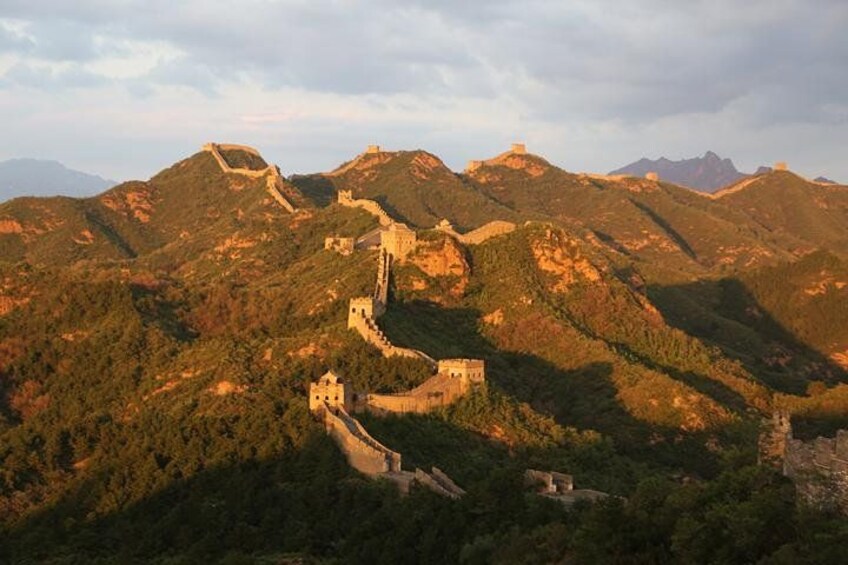 La Grande Muraille de Chine serpente à travers un paysage montagneux. 2