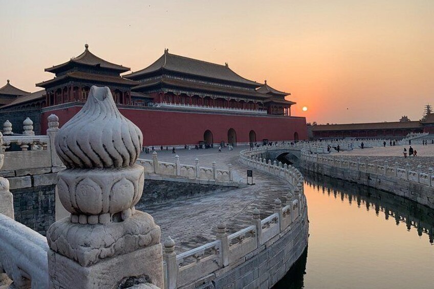Un edificio chino tradicional con un puente de piedra curvado y una decoración de piedra con forma de loto. 3