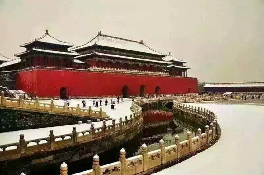 Un edificio chino tradicional con muros rojos y varios tejados, un puente y una masa de agua tranquila. 5