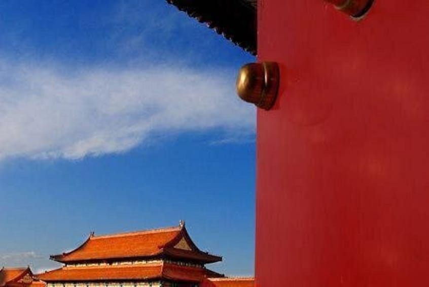 Un edificio tradizionale cinese con facciata rossa e pomello dorato. 4