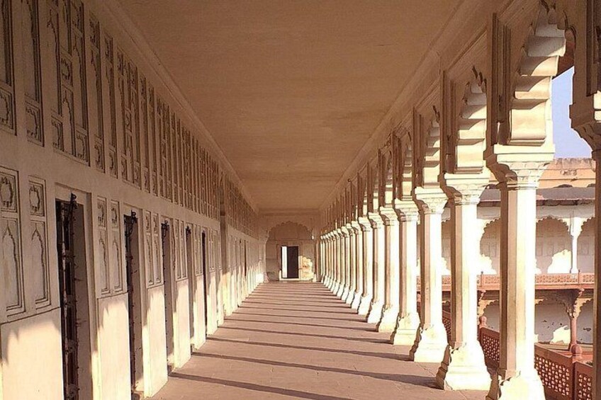 beautiful gallery in Agra fort 3