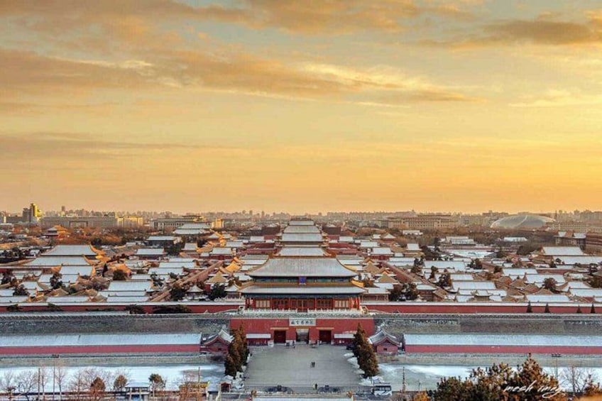 Ett traditionellt kinesiskt arkitektoniskt komplex med flera byggnader, ett stort öppet torg och ett snötäckt landskap. 2