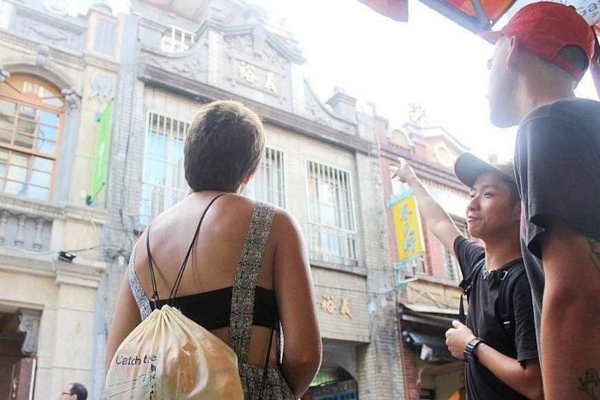 A person with a bag, a building with ornate architecture, and a flag. 5