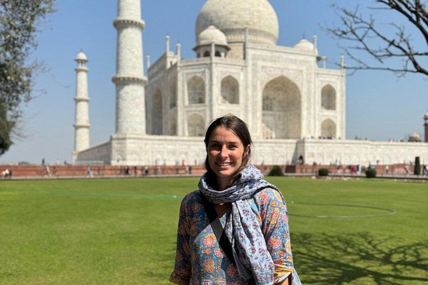 Una persona parada frente al Taj Mahal. 5