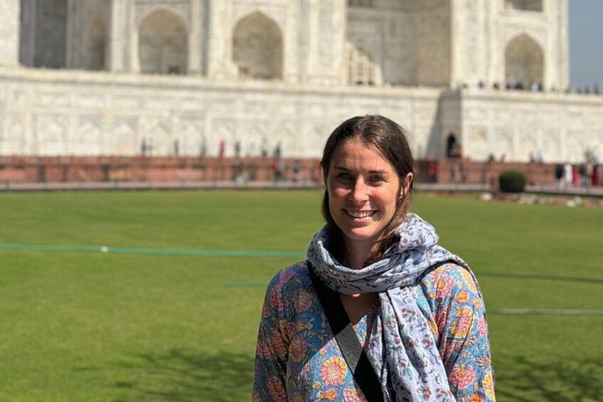 Una persona parada frente al Taj Mahal. 4
