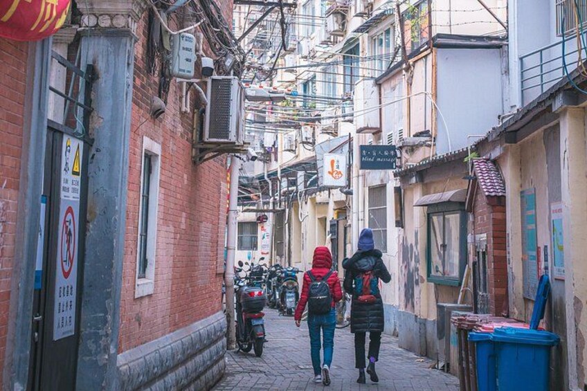Every corner has something to tell in this neighborhood where past meets present. Wander streets filled with tales of writers and revolutionaries, amidst unique architecture and secret courtyards. 4
