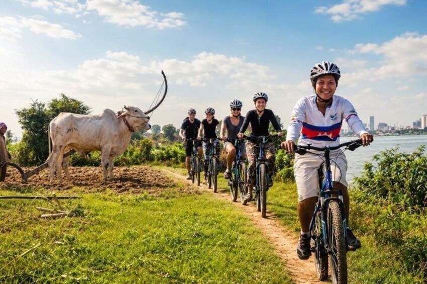 Phnom Penh: Countryside Bike Tour on the Silk Islands 2