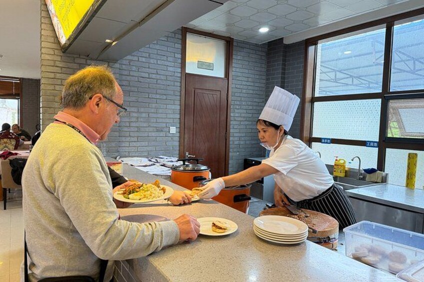 Une personne qui sert de la nourriture à une autre personne dans un restaurant. 3