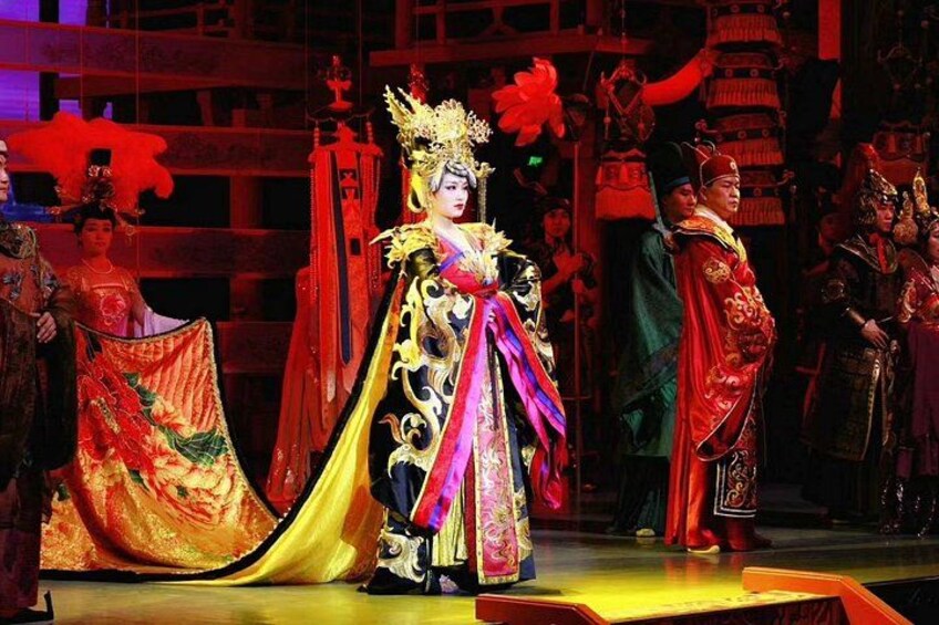 En person i traditionel kinesisk opera-kostume på scenen. 1