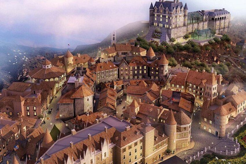 Un pueblo medieval con edificios históricos, un castillo y una calle adoquinada. 4