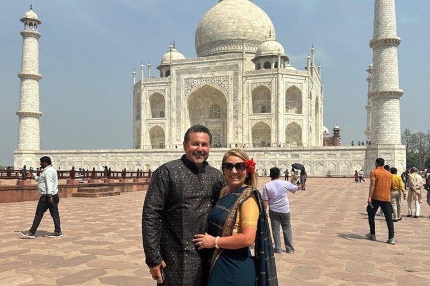 Das Taj Mahal mit zwei Personen vor der Fassade. 1