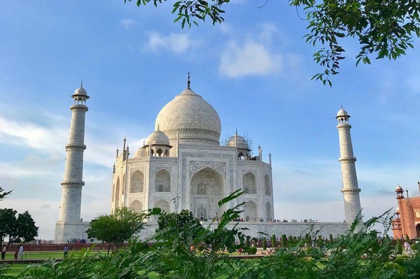 The Taj Mahal with its four minarets and a clear sky. 2