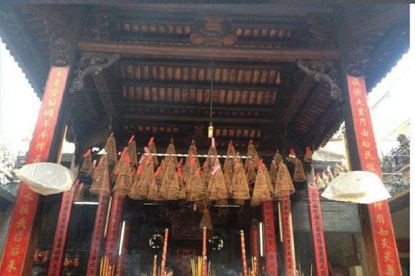 Ein traditioneller chinesischer Tempel mit roten Säulen und Räuchergefäßen. 4