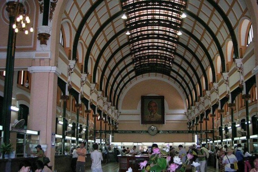 Een overdekte markt met een hoge gewelfde plafond en mensen aan het winkelen. 4