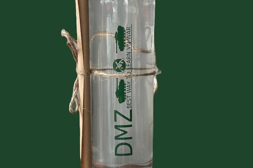 Un bâton de bambou enroulé de ficelle, sur lequel est inscrit : « DMZ, la meilleure façon d’apprendre le vin ». 3