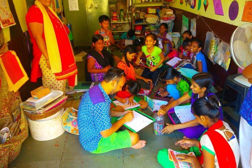 Un grupo de niños participando en una actividad en clase, sentados en el suelo con libros y papeles. 1