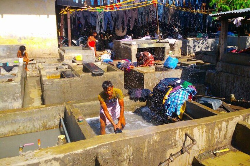 Sistema tradicional de filtrado de agua con múltiples estanques y gente lavando ropa. 4