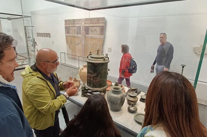 Een museumexpositie met oude artefacten, waaronder keramiek en beeldhouwwerken. 3