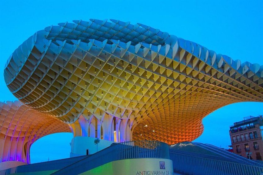 Ein großzügiges, futuristisch anmutendes Bauwerk mit markantem, schichtartigem Design. 4