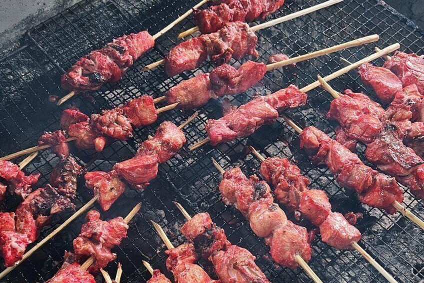 Carne ensartada asándose en una parrilla. 4