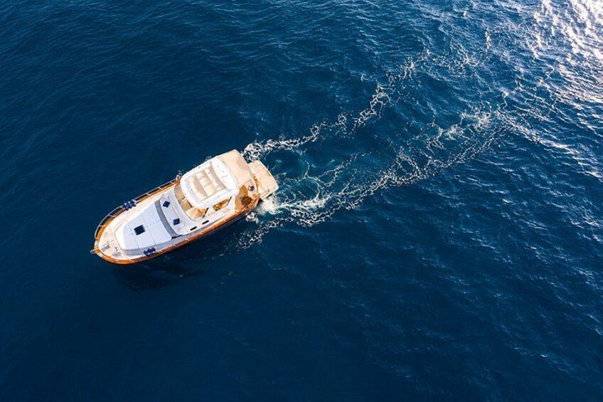 Een boot op het water. 1