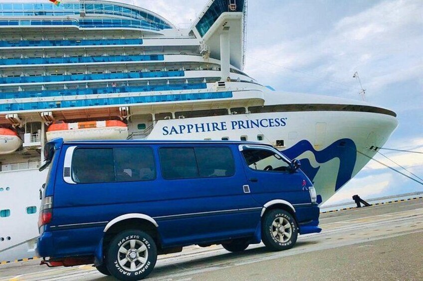 En blå varevogn parkeret foran krydstogtskibet Sapphire Princess. 3