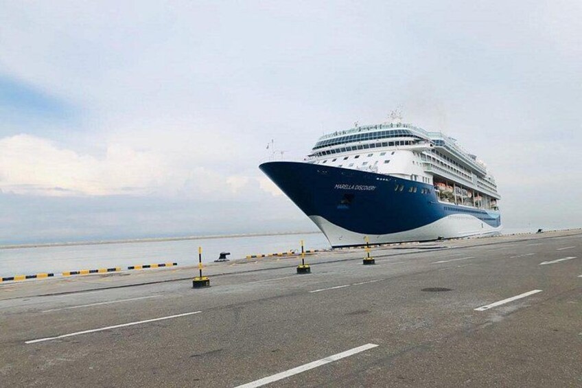 Et stort krydstogtskib med navnet 'MARIBELLA DISCOVERY' ligger ved kaj. 5