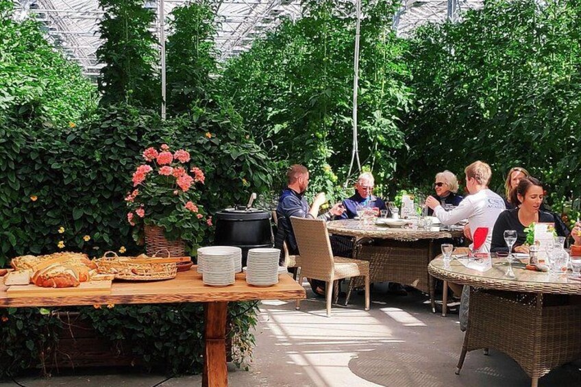 Een terras met tafels, stoelen en diverse gerechten. 3