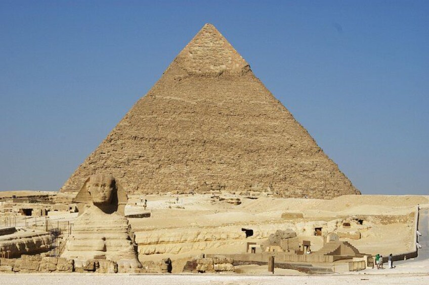 La Gran Pirámide de Giza con la Esfinge al frente. 2