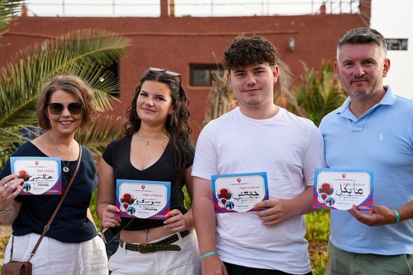 Quatre personnes tenant des certificats. 2