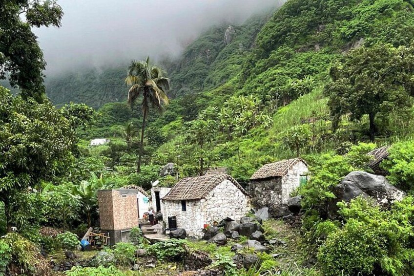 Thatched roof homes in the valley of Paul 1