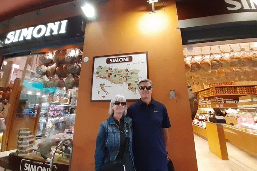 Une vitrine portant l’inscription « SIMONI » et sur laquelle est affichée une carte de l’Italie. 4