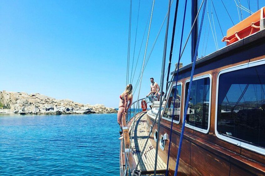 Mykonos Sail Cruise to Delos and Rhenia Islands 3