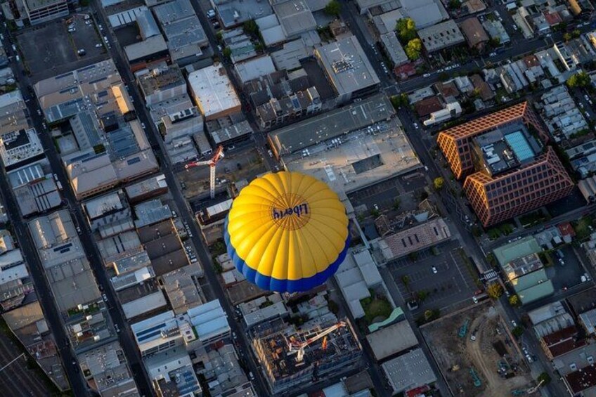 Vue aérienne d’une ville avec une grande structure sphérique jaune et bleue. 2