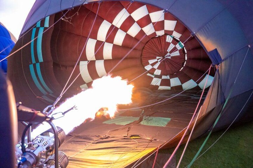 Une montgolfière dotée d’un brûleur et d’une nacelle bien visibles. 3
