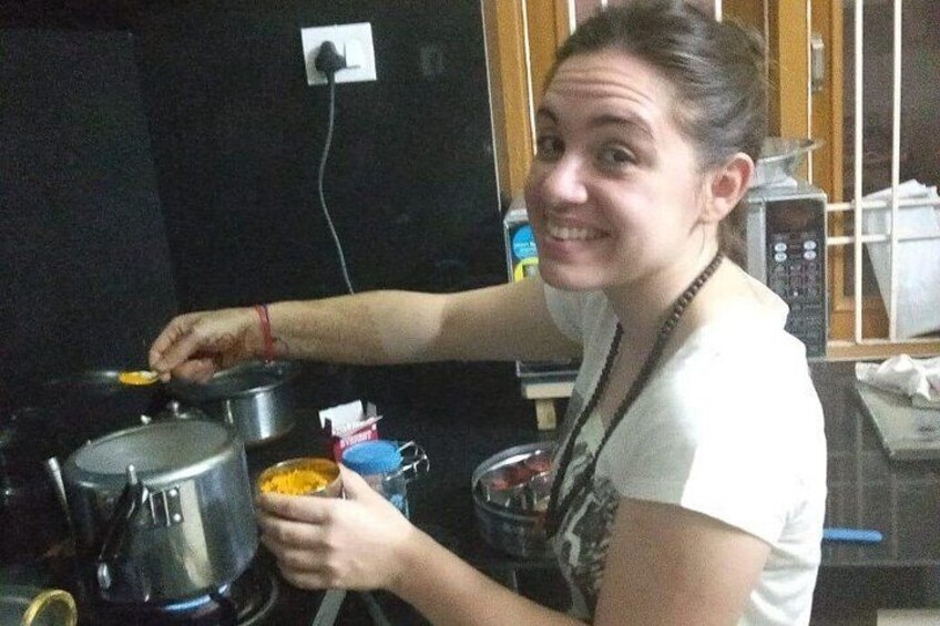Iemand kookt in een keuken, met pannen en potten op het fornuis. 3